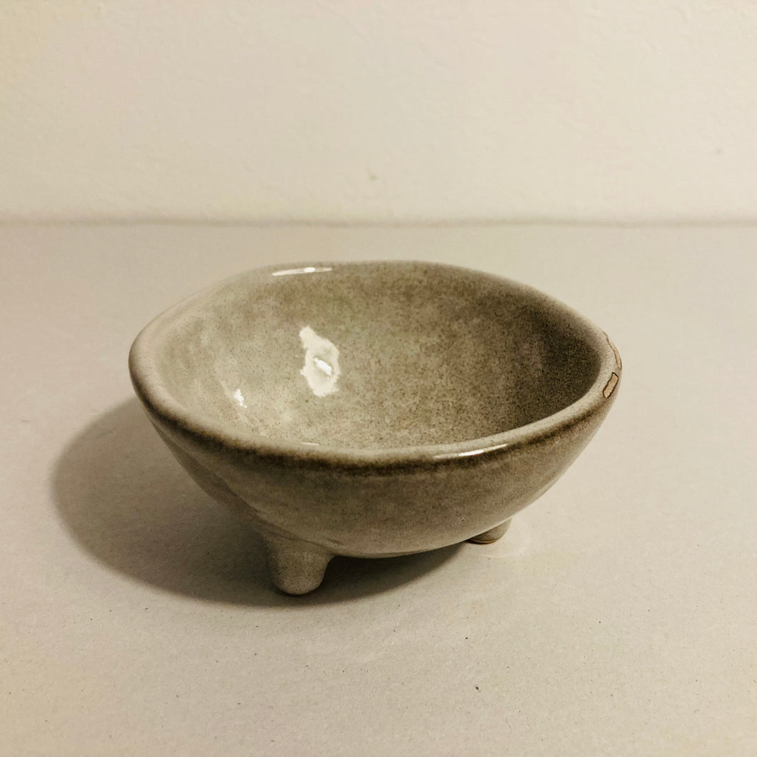 Räucherschale Grau/Beige Keramik
dreibeinige Räucherschale feuerfest und eignet  Palo Santo Sticks weißer Salbei
Smudge bowl