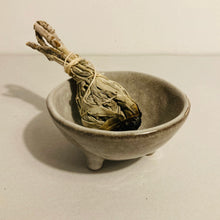 Load image into Gallery viewer, Räucherschale Grau/Beige Keramik
dreibeinige Räucherschale feuerfest und eignet  Palo Santo Sticks weißer Salbei
Smudge bowl
