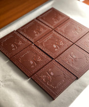 Load image into Gallery viewer, Craft Chocolate - ATEHUÀN 90% - Cashews and Cacao Nibs

