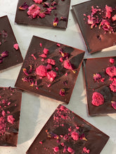 Load image into Gallery viewer, Craft Chocolate · ATEHUÀN 75% · Raspberries &amp; Rose petals
