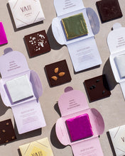 Lade das Bild in den Galerie-Viewer, Bean-to-Bar-Schokolade · LENCA 80% · Lavendelblüten
